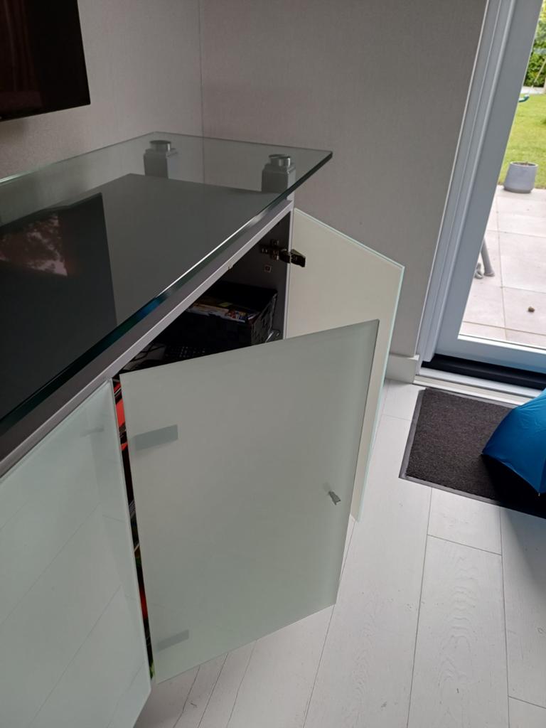 Luxe dressoir met glazen blad en melkglas deuren, Huis en Inrichting, Kasten | Dressoirs, Gebruikt, Ophalen of Verzenden, 200 cm of meer