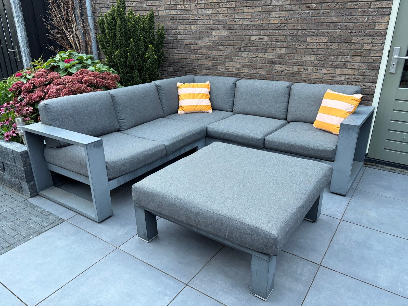 Grijze loungeset met kussens en hocker/tafel, 5 zitplaatsen, Gebruikt, Aluminium, Ophalen of Verzenden