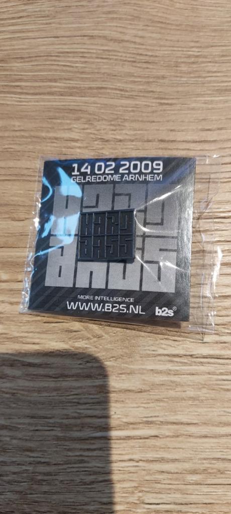 Officiële Hardbass 2009 Pin - hardstyle merchandise, Verzamelen, Ophalen of Verzenden, Nieuw, Overige onderwerpen, Speldje of Pin