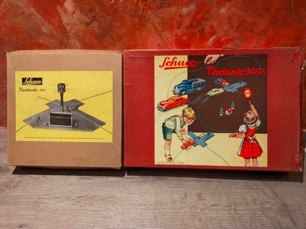 Schuco Varianto 3010 K en 3061 met autootjes, Antiek en Kunst, Antiek | Speelgoed, Ophalen of Verzenden