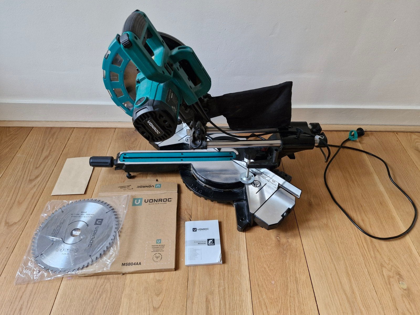 VONROC Afkortzaag - Zo goed als nieuw, 70 mm of meer, Zo goed als nieuw, Afkortzaag, 1200 watt of meer