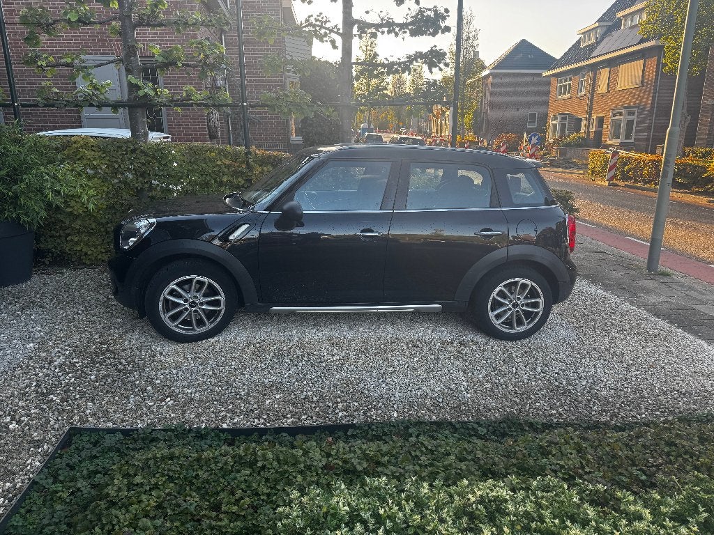 Mini Countryman 1.6 ONE 2016 Zwart, Auto's, Voorwielaandrijving, Dealer onderhouden, Zwart, Elektrische ramen