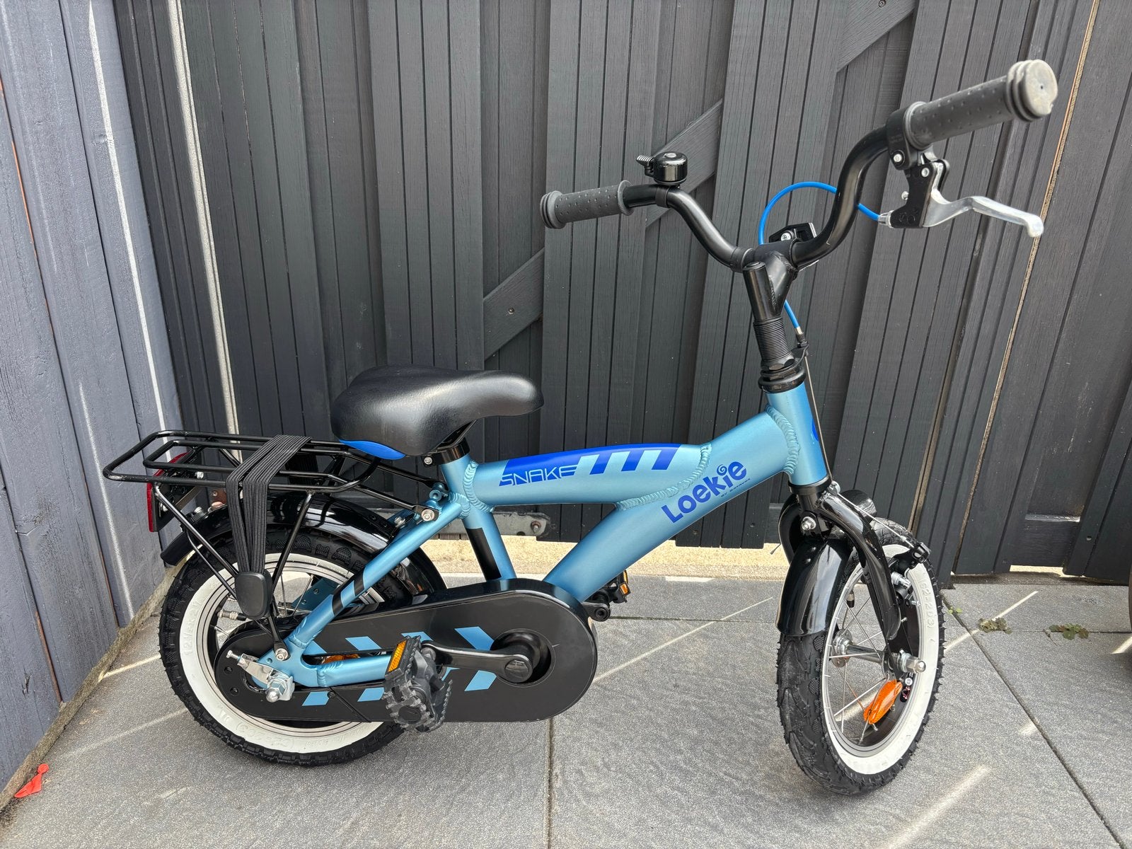 Loekie Snake kinderfiets met zijwieltjes 12 inch, Ophalen, Terugtraprem, Zijwieltjes, Gebruikt