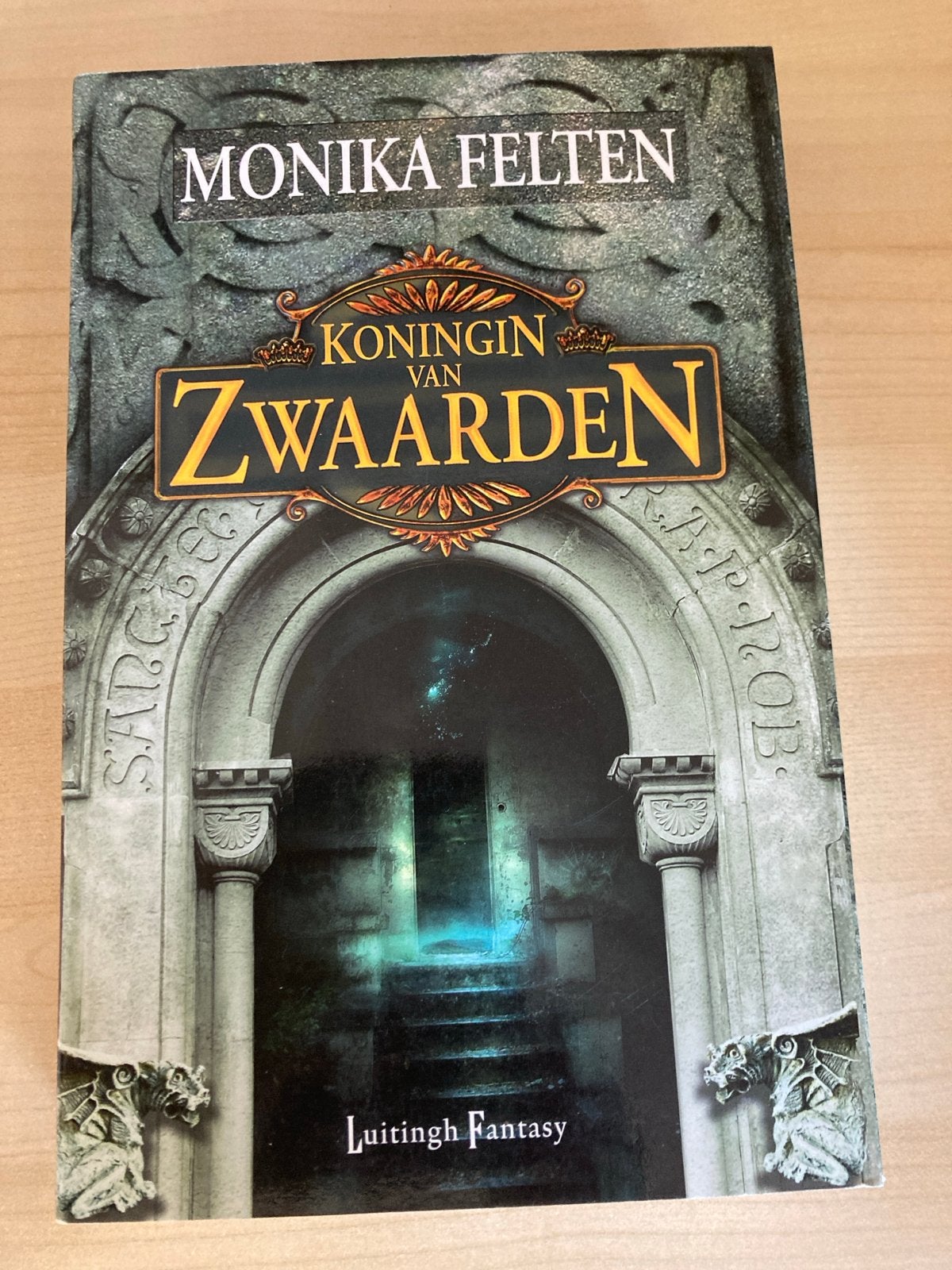 Monika Felten - Koningin van Zwaarden (Fantasy Boek), Ophalen of Verzenden, Zo goed als nieuw