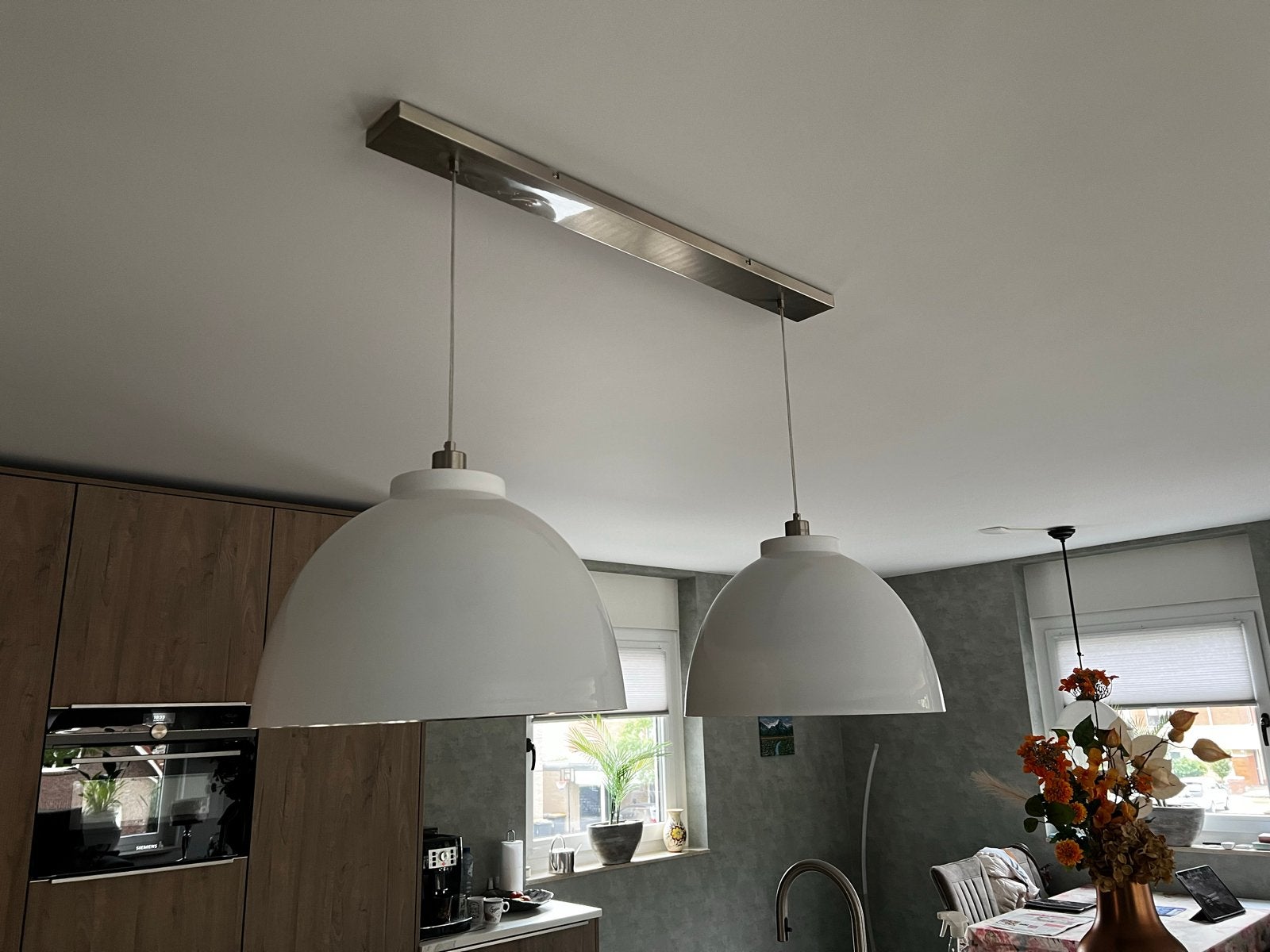 Moderne hanglamp met twee witte kappen, Ophalen, Zo goed als nieuw, Metaal, E27 (groot)