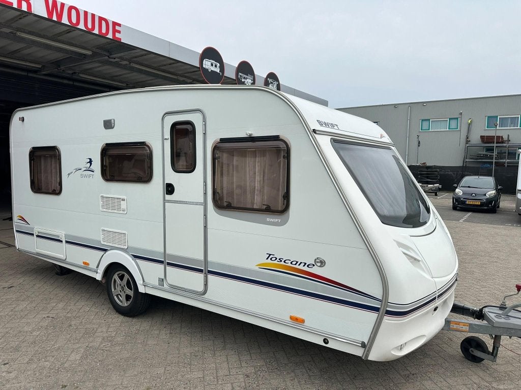Swift Toscane 490 Enkele bedden Truma mover, Caravans en Kamperen, Rondzit, Bedrijf, Ringverwarming, 4 tot 5 meter