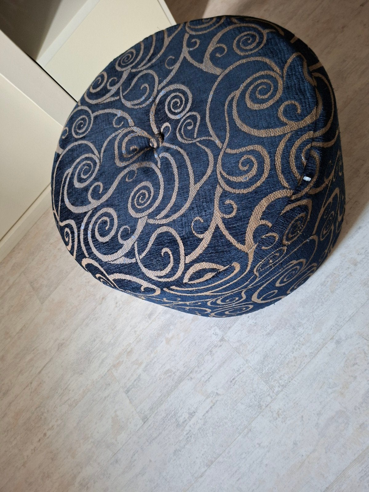 Poef blauw met beige goudkleurig krulpatroon 50 doorsnee, Ophalen, Minder dan 50 cm, Gebruikt, Rond
