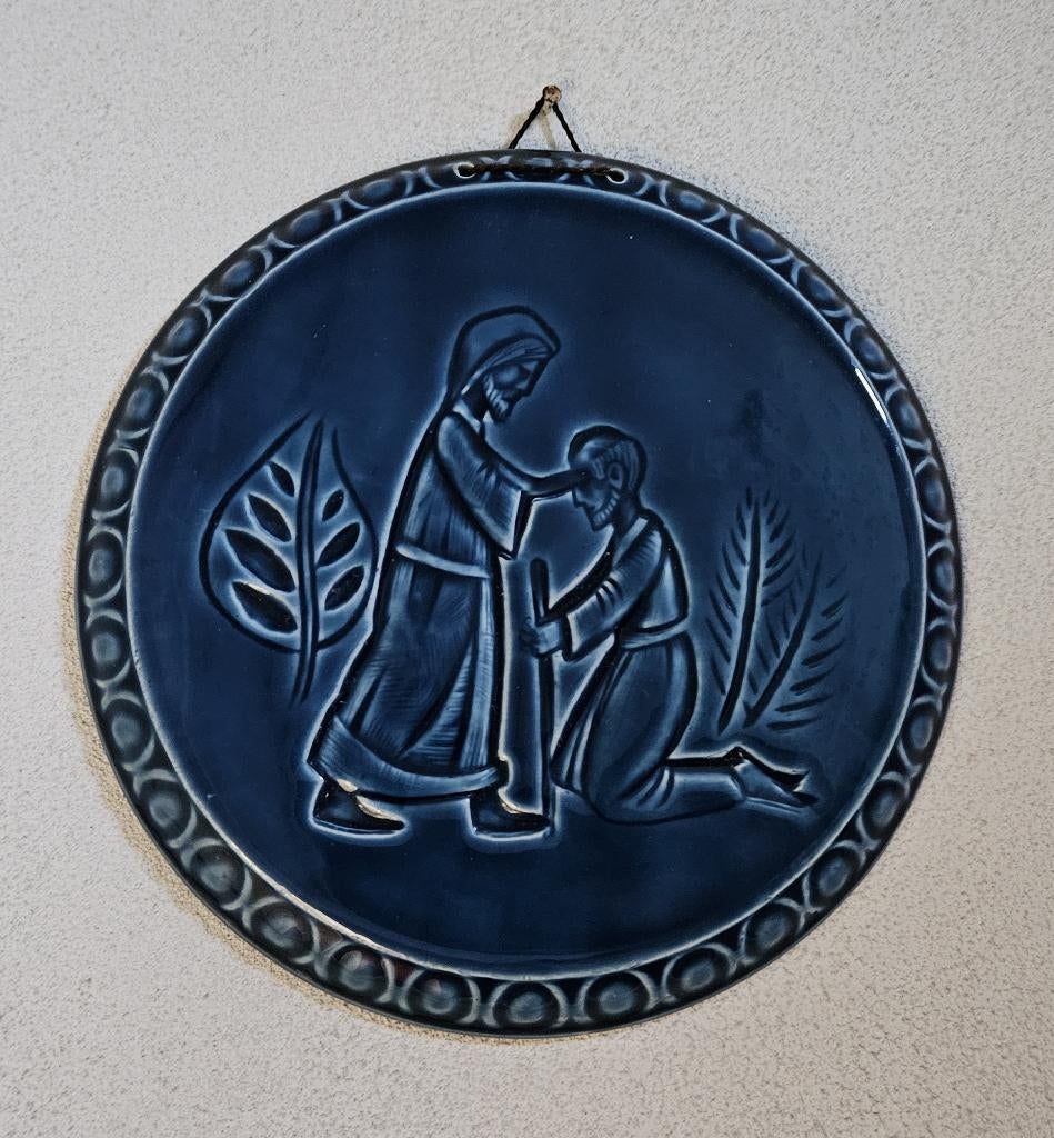 Keramisch blauw wandbord met reliëfafbeelding, Antiek en Kunst, Antiek | Wandborden en Tegels, Ophalen