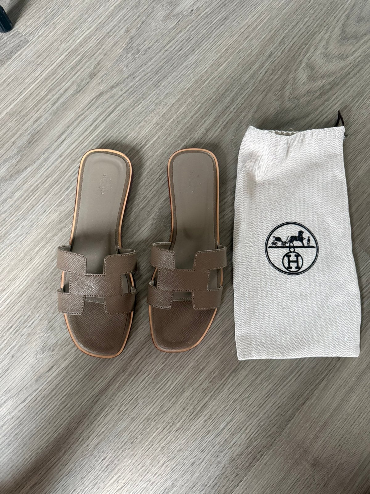 Hermes slippers, Slippers, Bruin, Ophalen of Verzenden, Zo goed als nieuw