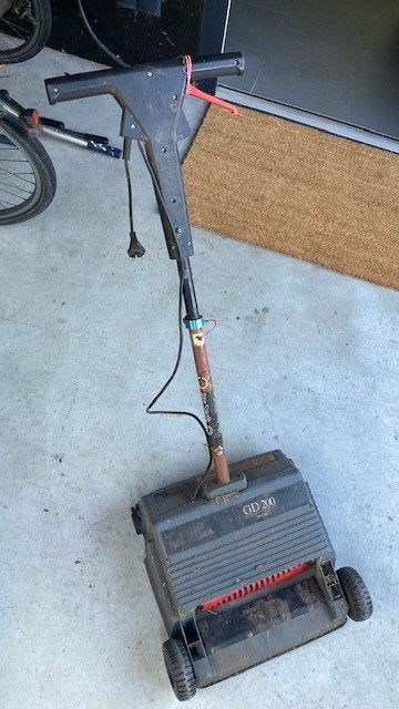 Black & Decker grasbeluchter, grasrol defect, handige bak!, Tuin en Terras, Ophalen of Verzenden, Gebruikt, Elektrisch, Black & Decker