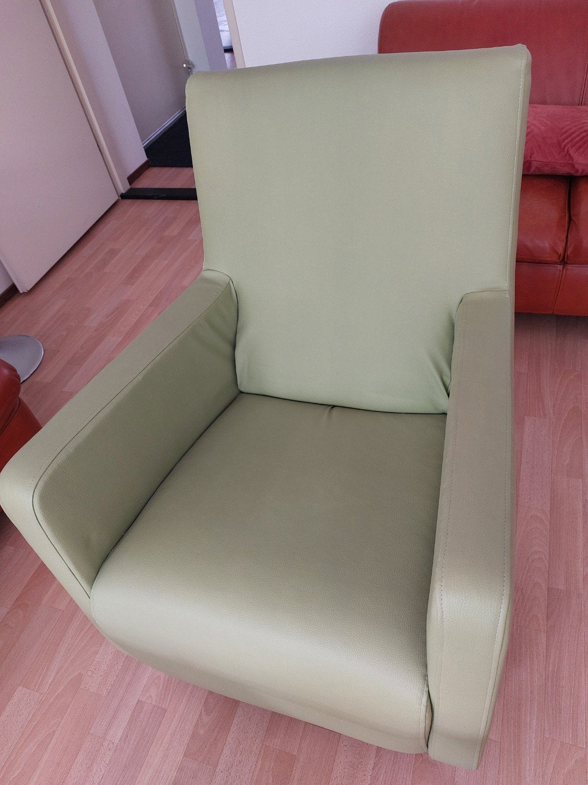 Comfortabele lichtgroene fauteuil, Kunststof, Gebruikt, 75 tot 100 cm, Ophalen of Verzenden