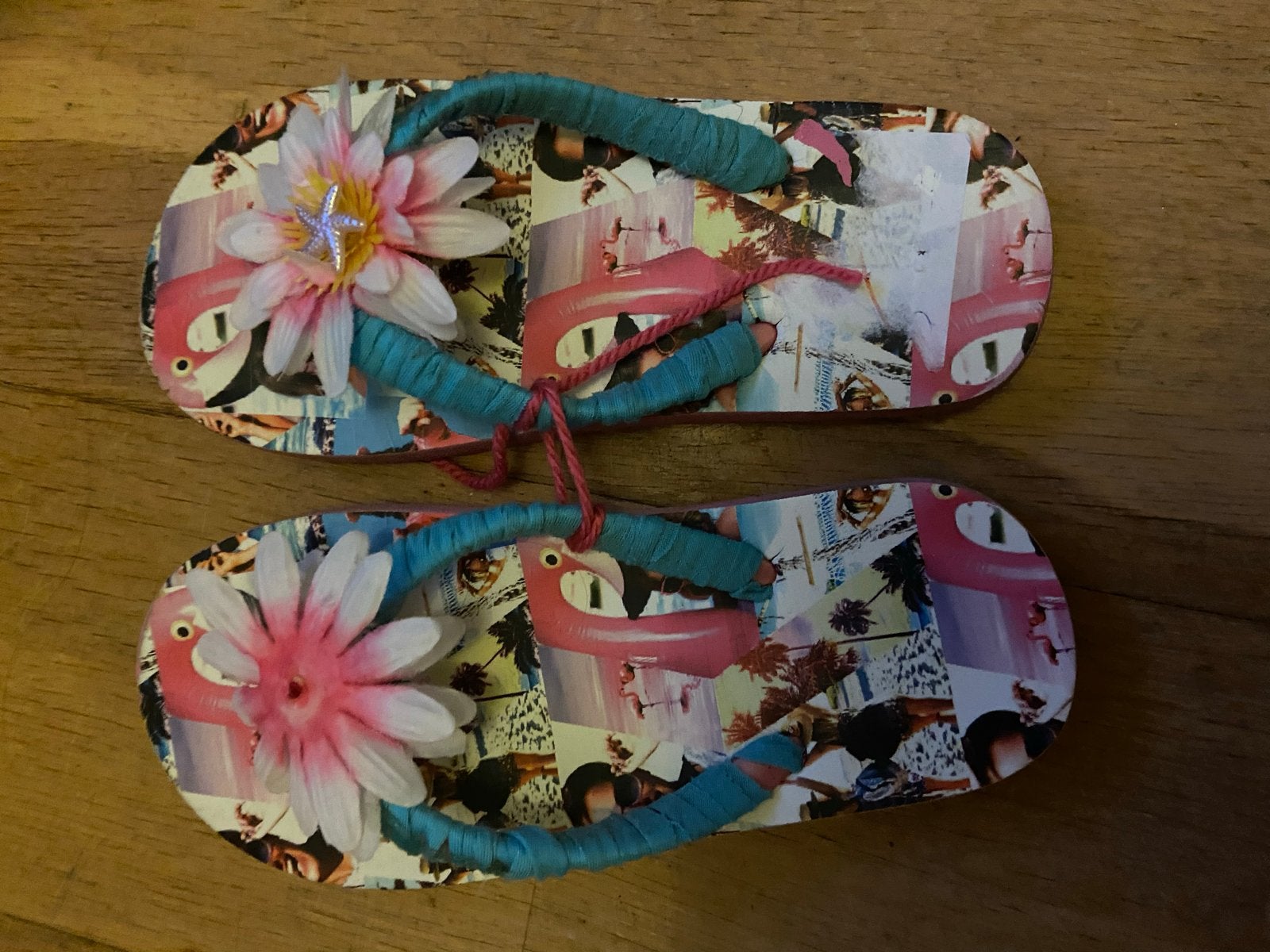 Slippers met bloem en flamingo print - Maat 32/33, Kleding | Dames, Ophalen of Verzenden, Gedragen, Roze, Slippers