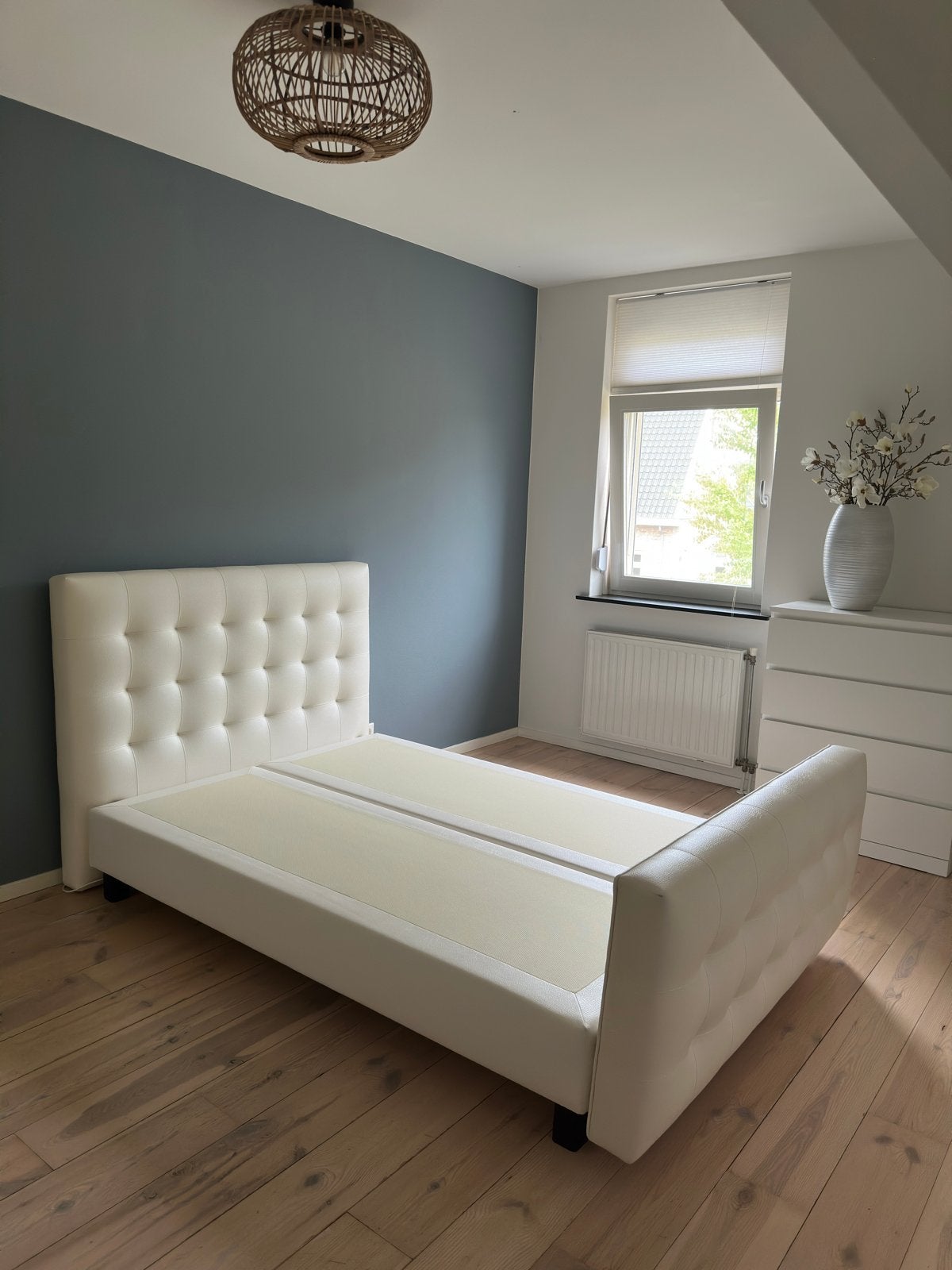 Wit/ creme kleurig gecapitonneerde boxspring bed 140x200cm, Ophalen, Tweepersoons, 140 cm, Zo goed als nieuw