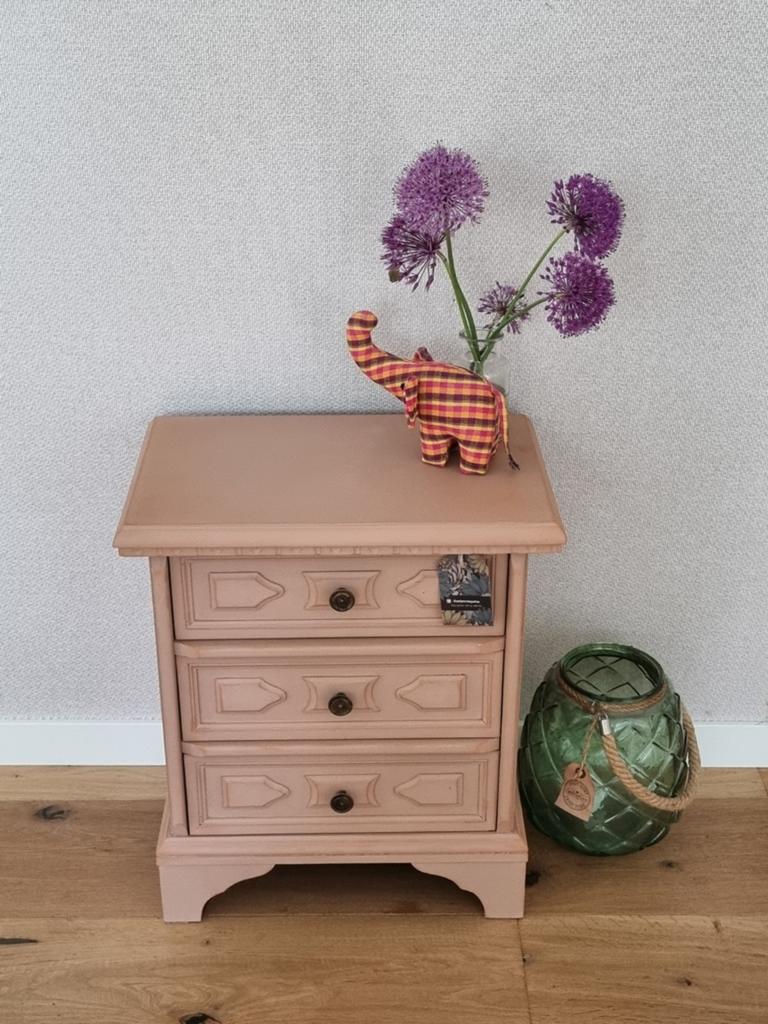 Schattig kastje met 3 lades - Roze/zalmkleurig, Huis en Inrichting, Kasten | Dressoirs, Ophalen, Minder dan 50 cm, Gebruikt, Vintage, Brocante