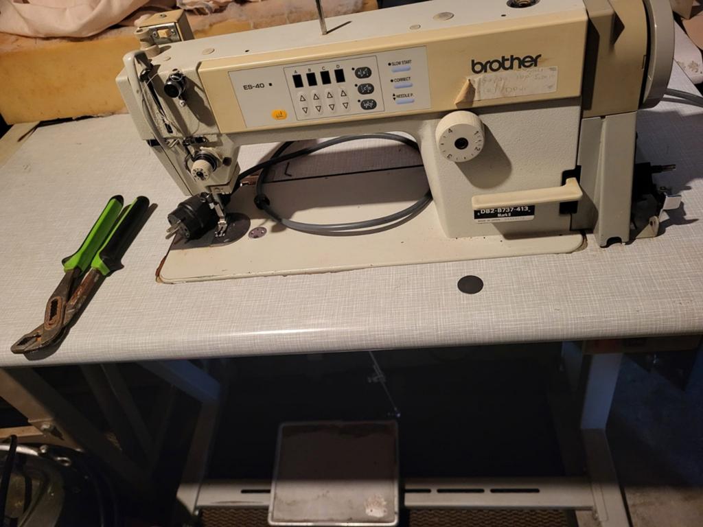 Goedwerkende Brother Industriële Naaimachine ES-40, Hobby en Vrije tijd, Naaimachines en Toebehoren, Ophalen