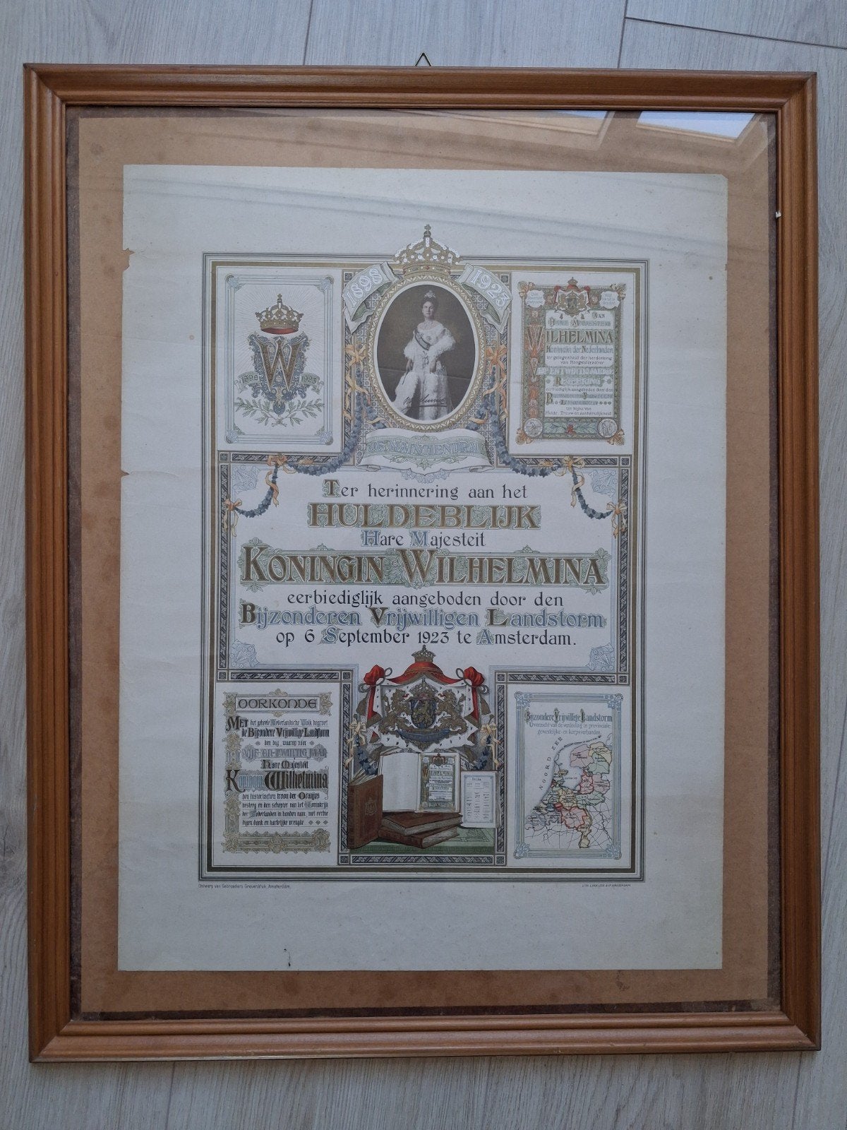 Huldeblijk Koningin Wilhelmina 1923 - ingelijst 47x60cm, Ophalen, Gebruikt, Nederland, Kaart, Foto of Prent