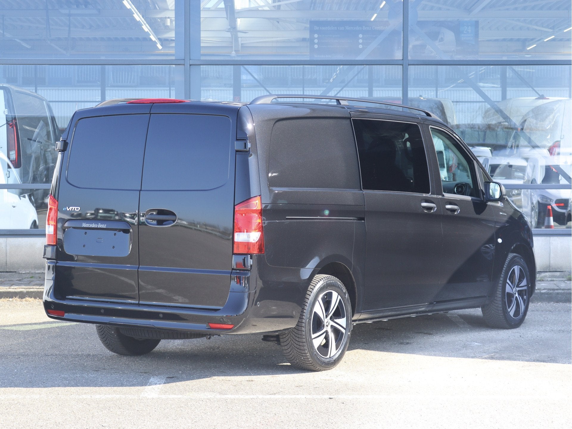 Mercedes-Benz eVito eVito Dubbel Cabine Lang 66 kWh, Auto's, Stof, Zwart, Zwart, Mercedes-Benz