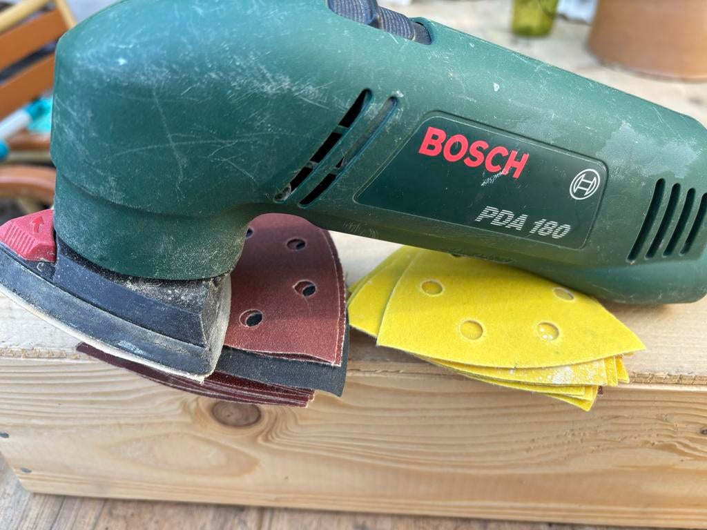 Bosch PDA 180 schuurmachine + schuurpapier, Ophalen of Verzenden, Zo goed als nieuw, Minder dan 600 watt, Vlakschuurmachine