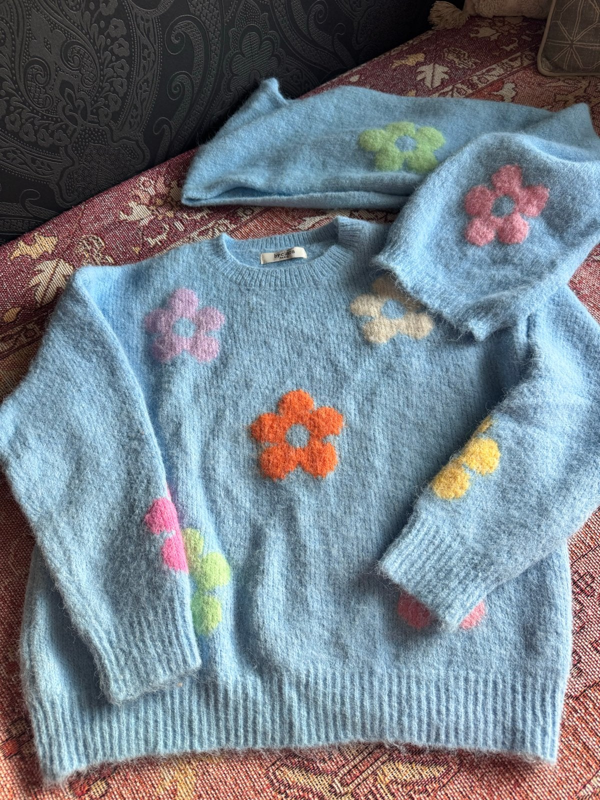 Lichtblauwe trui By Clara Paris met bloemen en sjaal, Ophalen of Verzenden, Zo goed als nieuw, Maat 38/40 (M), Blauw