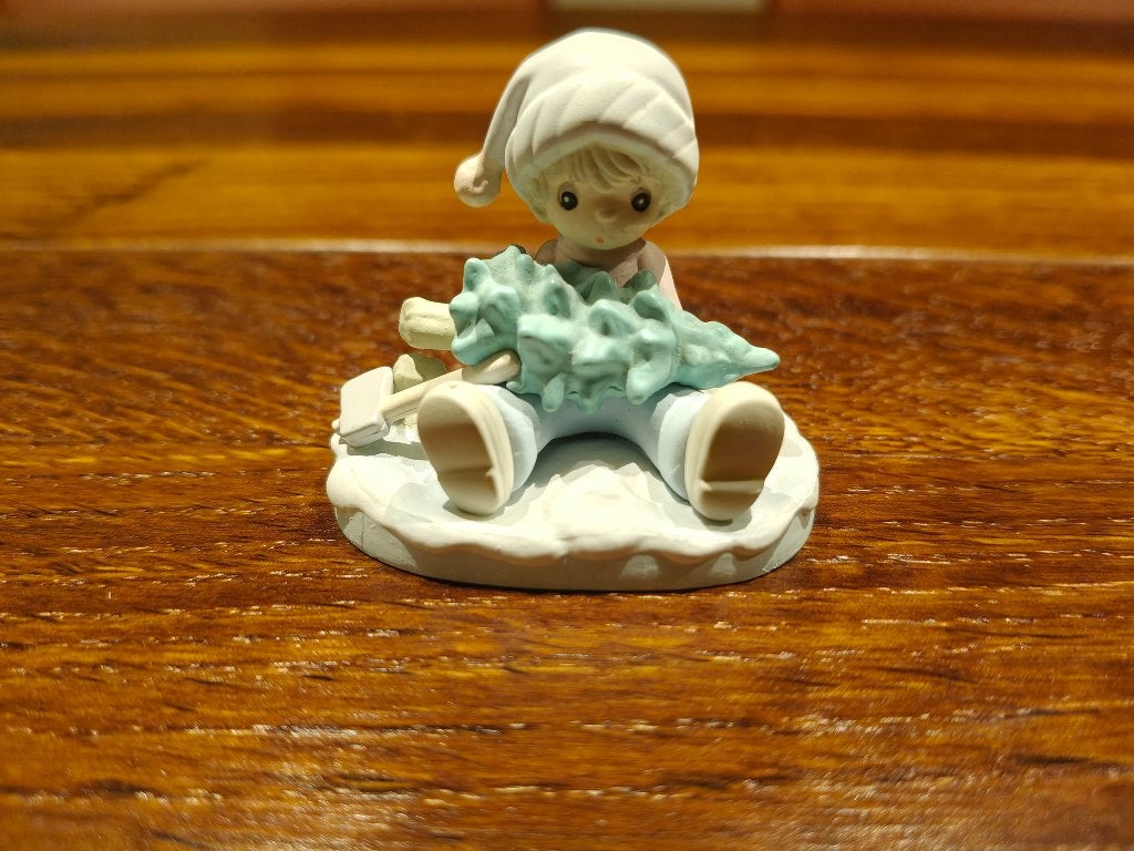 Precious moments jong met kerstboom vintage, Verzamelen, Beelden en Beeldjes, Ophalen of Verzenden, Zo goed als nieuw, Mens