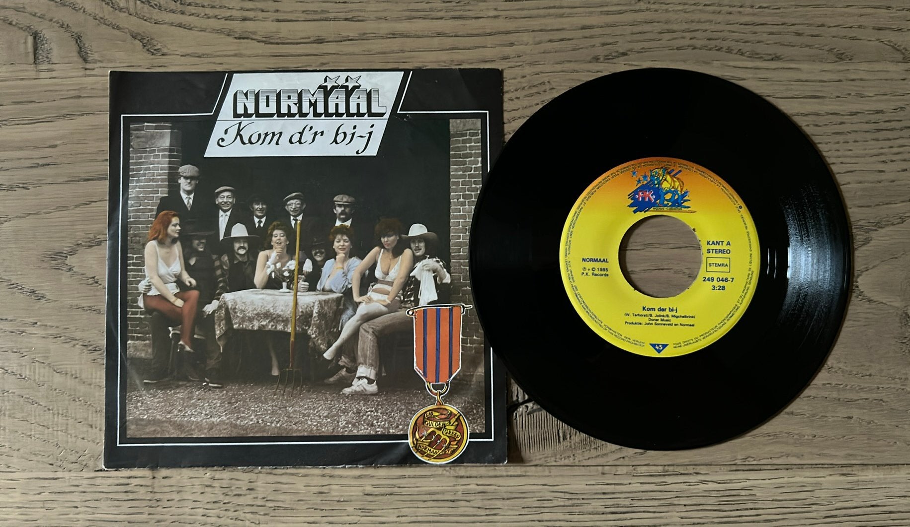 Normaal - Kom d’r bi-j (single), Ophalen of Verzenden, Zo goed als nieuw, 7 inch, Nederlandstalig
