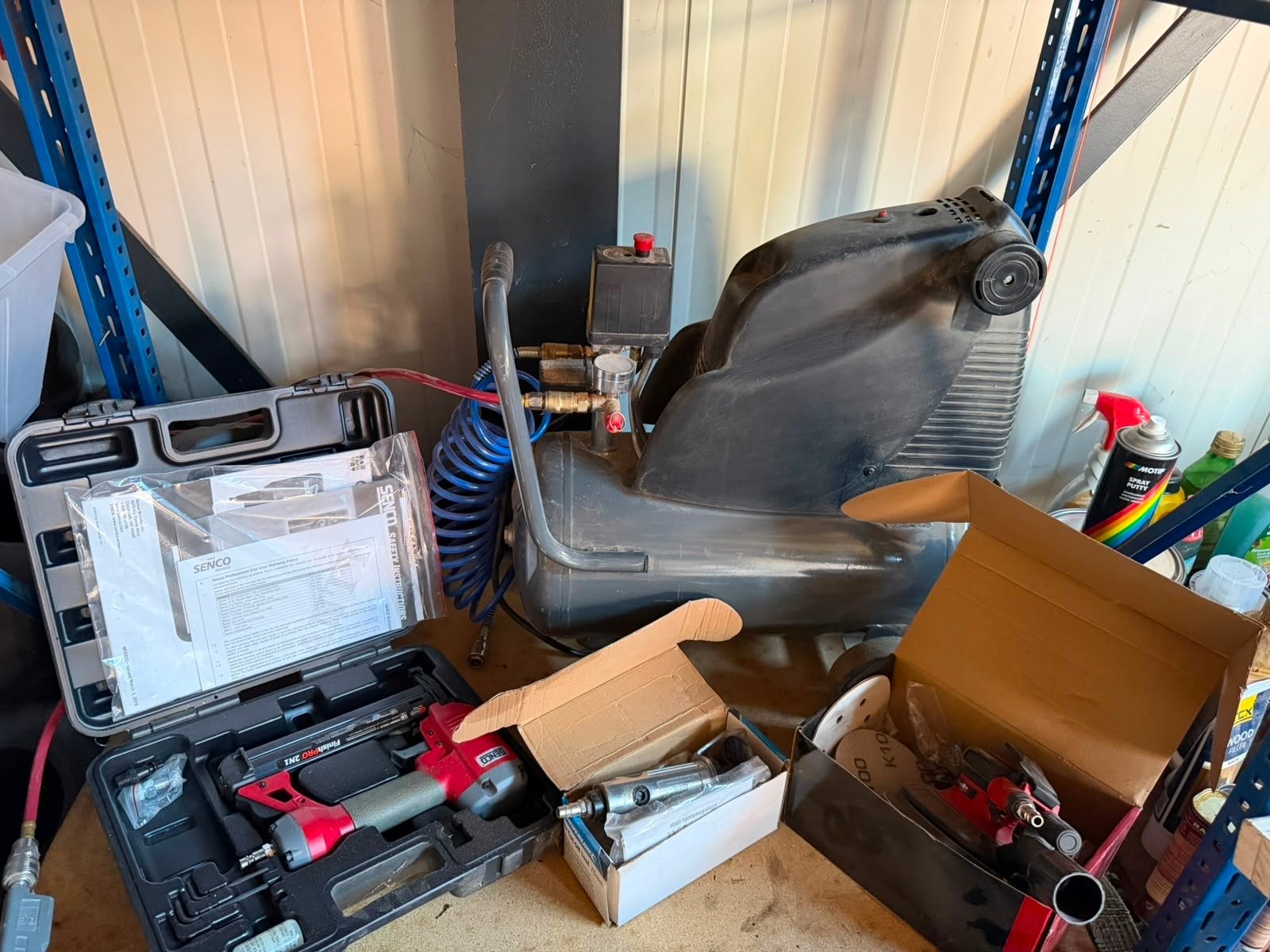Compressor met diverse pneumatische gereedschappen, Ophalen, Gebruikt, 6 tot 10 bar, 25 tot 100 liter