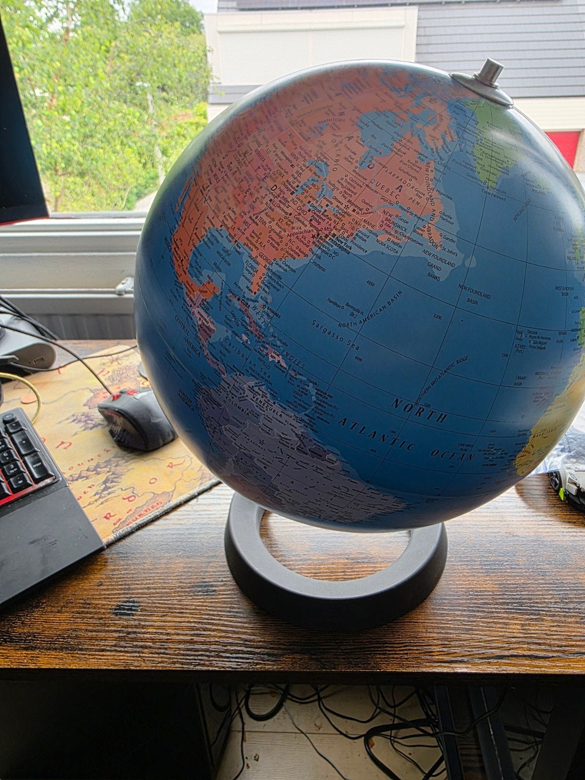 Grote Wereldbol met Gedetailleerde Kaart, Ophalen of Verzenden, Zo goed als nieuw
