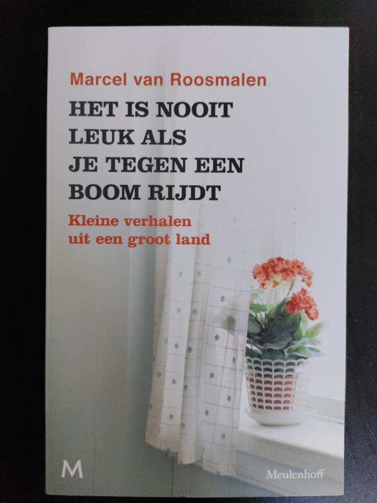 Het is nooit leuk als je tegen een boom rijdt, Ophalen of Verzenden, Zo goed als nieuw, Marcel van Roosmalen