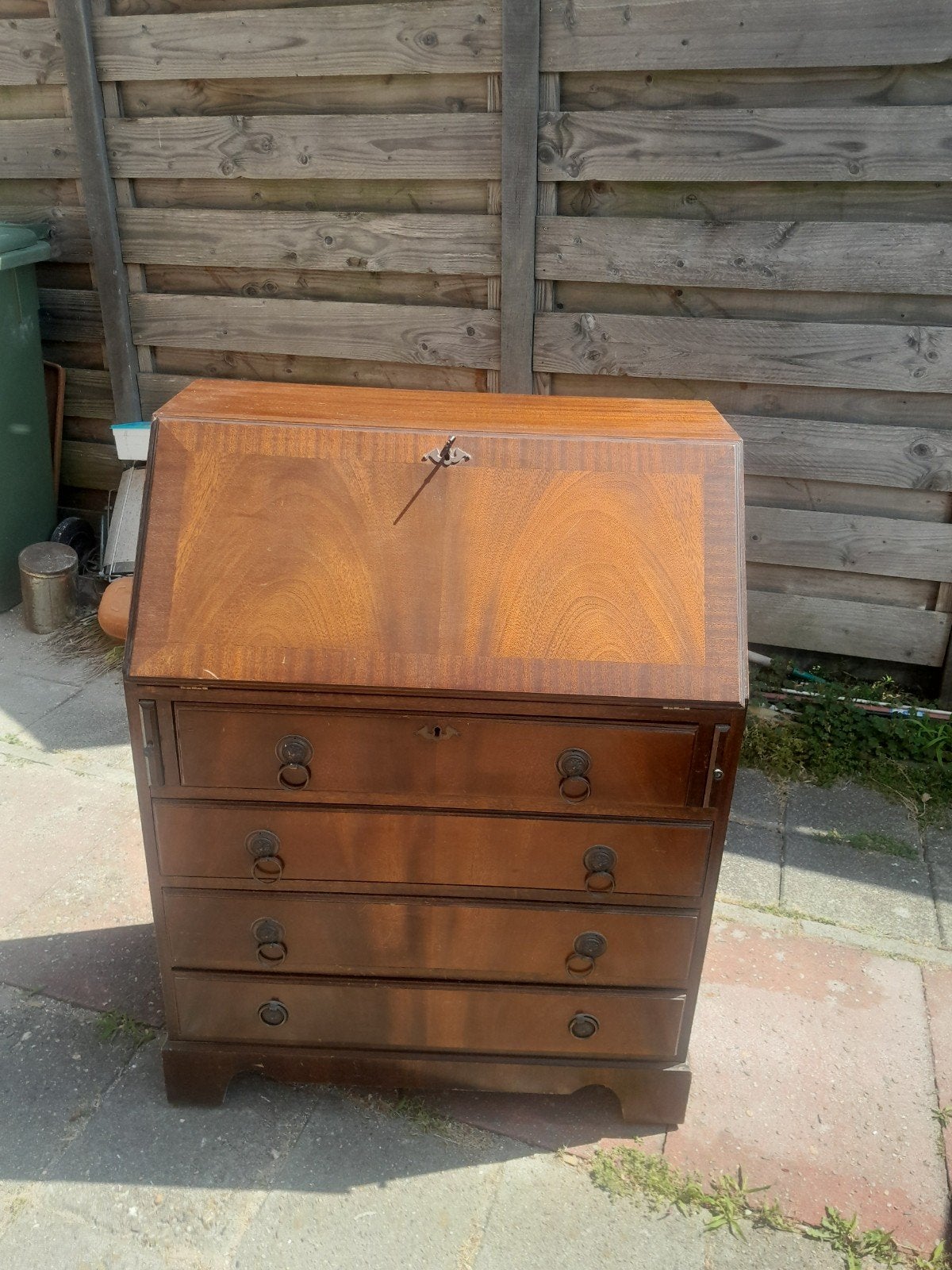 Pander secretaire, Ophalen