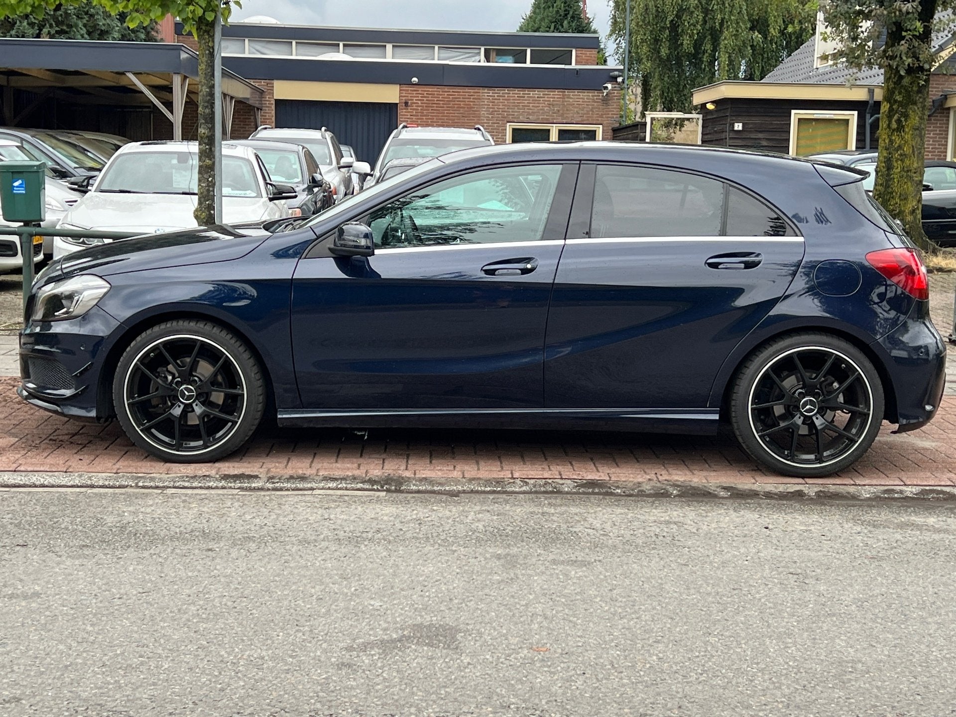 Mercedes-Benz A-klasse 180 AMG Night Edition Plus* APK 4-202, Gebruikt, 4 cilinders, Blauw, Leder en Stof