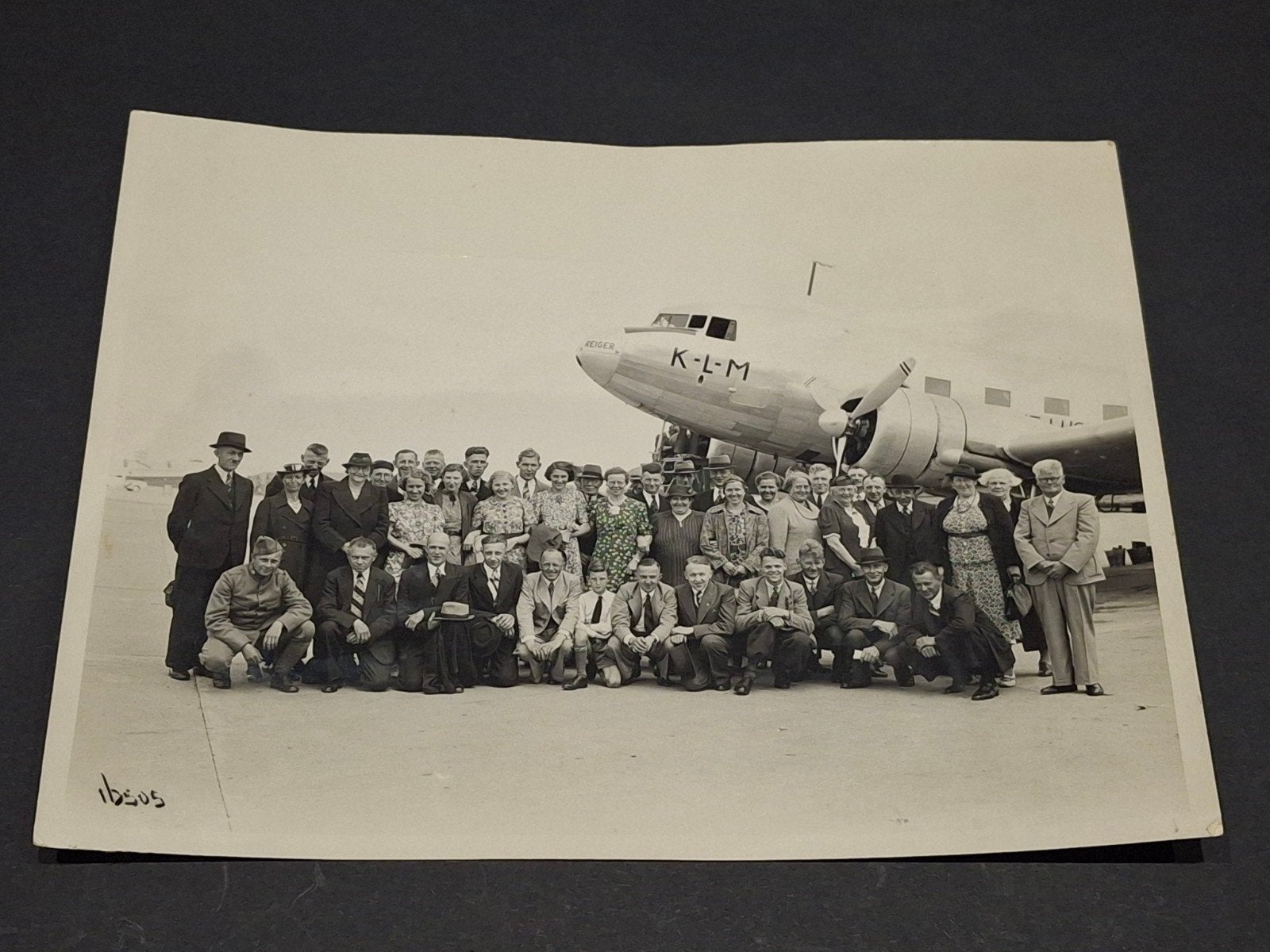Grote zwart-wit foto van KLM Reiger vliegtuig, Verzamelen, Ophalen of Verzenden, Gebruikt, Kaart, Foto of Prent