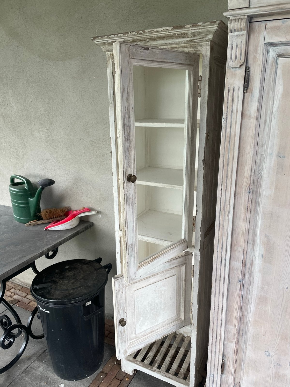 Leuk whitewash kastje met glas en deurtjes, Gebruikt, 150 tot 200 cm, 25 tot 50 cm, Overige houtsoorten
