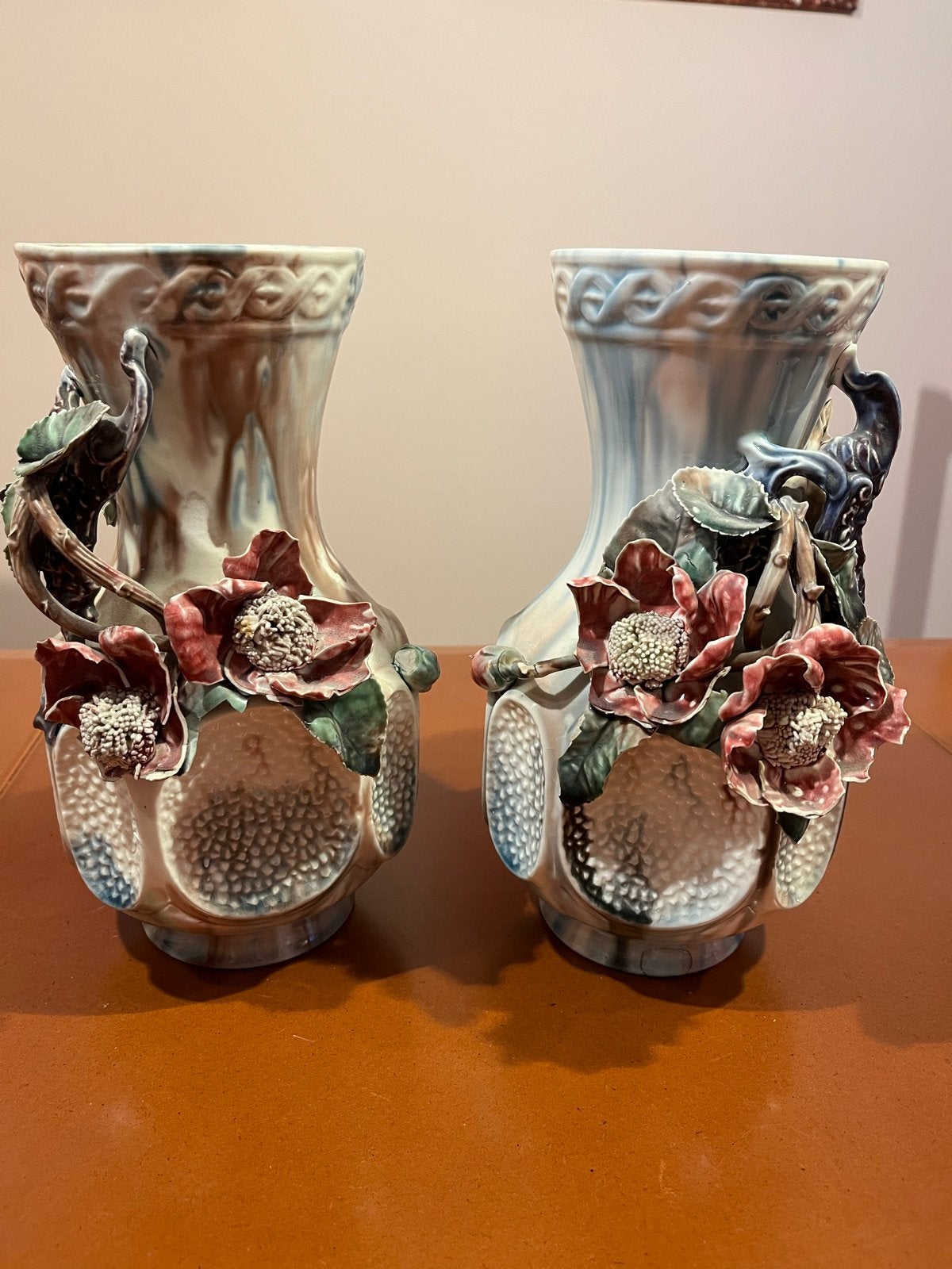 Antieke Majolica Vazen met Bloemen en Vogels - Set van 2, Ophalen
