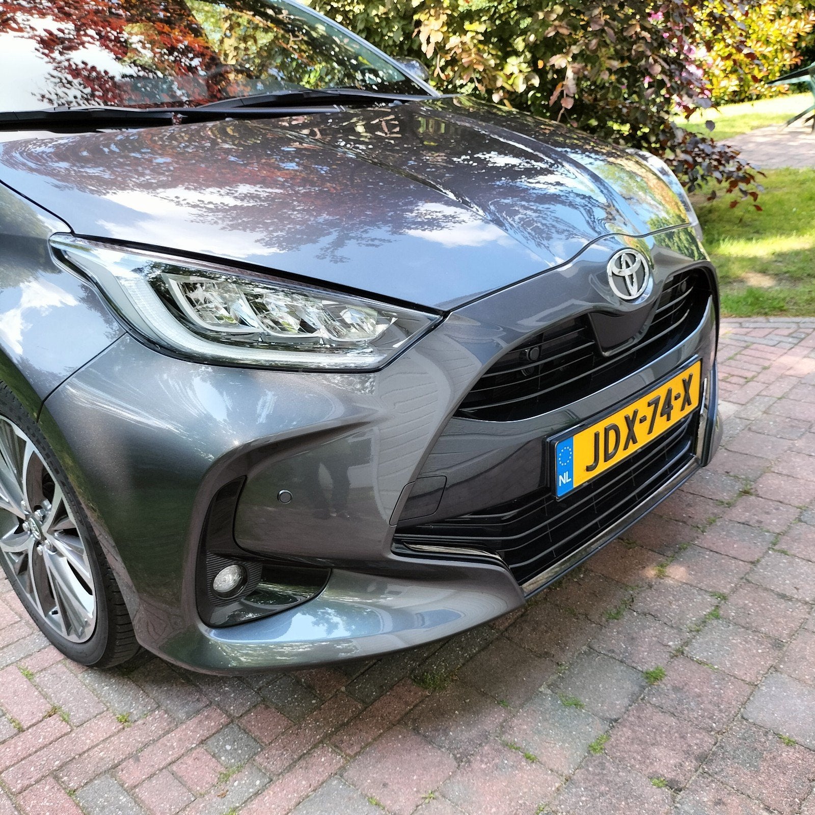 Toyota Yaris 1.5 Hybrid  executive 130 pk CVT 2024 Grijs, Auto's, Toyota, Zwart, 450 kg, 1490 cc, Dealer onderhouden