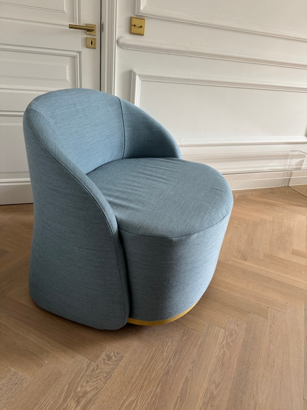 Bolia, stijlvolle blauwe fauteuil met gouden accent, Ophalen, Blauw, Zo goed als nieuw, Eén