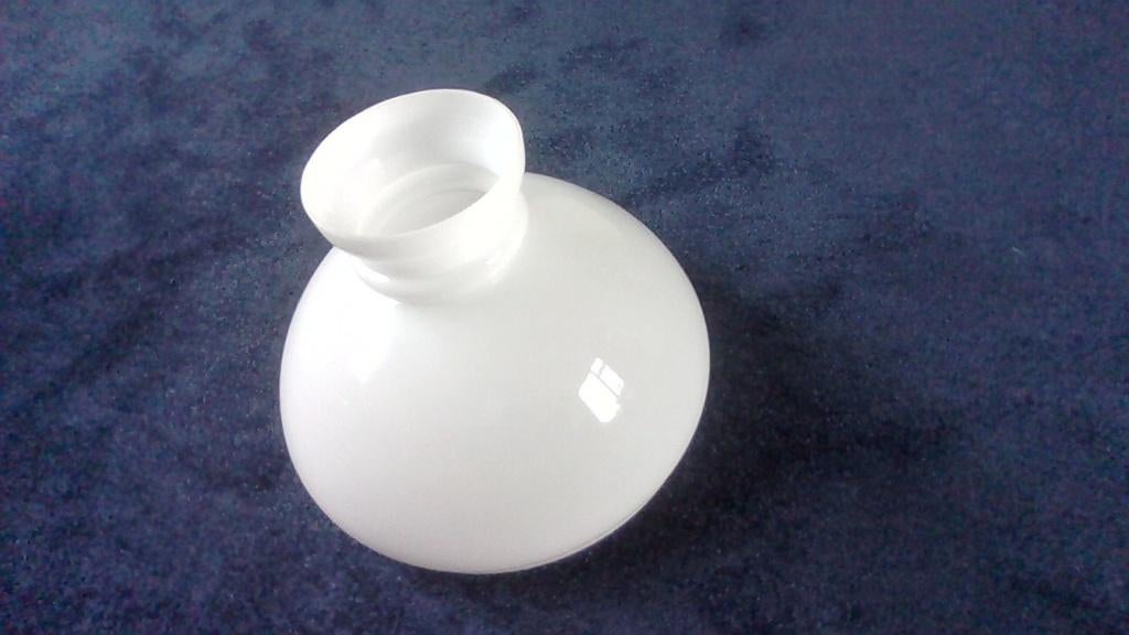 vintage glazen lampenkap (globe) van wit glas, Huis en Inrichting, Lampen | Lampenkappen, Ophalen, Wit, Zo goed als nieuw, Minder dan 25 cm