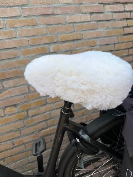 NIEUW!  Schapenvacht fietszadelhoes Wit & Bruin, Ophalen of Verzenden, Nieuw