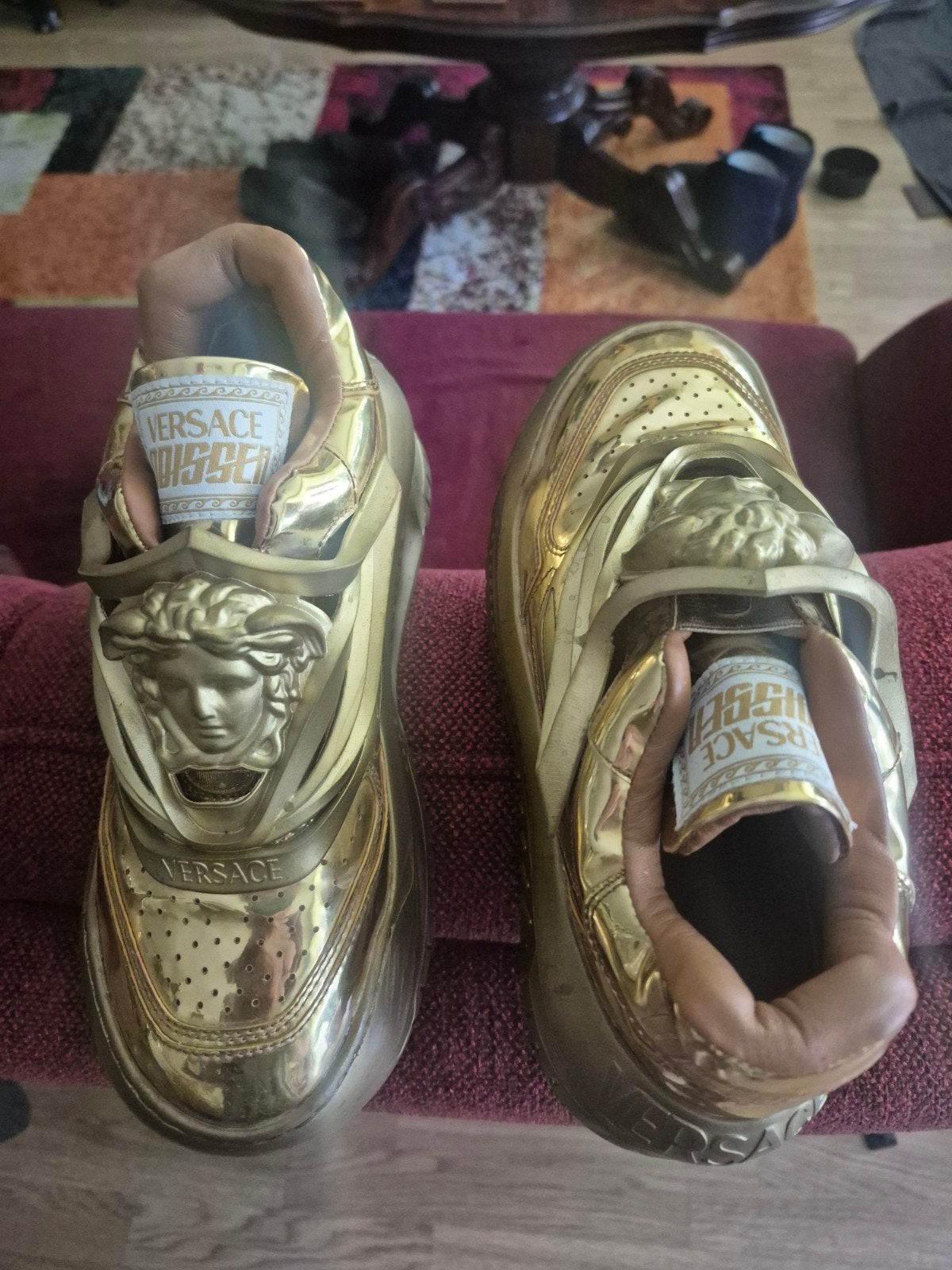 Dames schoen..Versace goud kleurig., Ophalen of Verzenden, Zo goed als nieuw, Overige kleuren