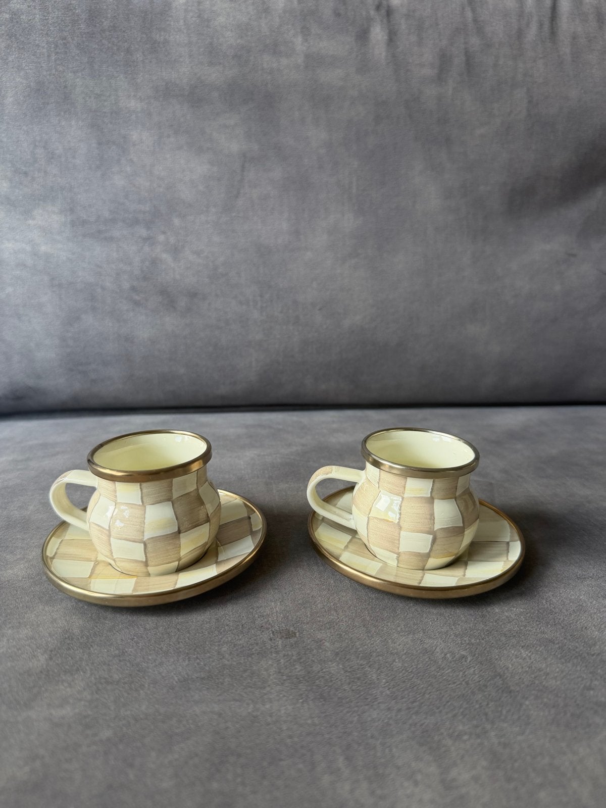 Mackenzie Childs Set van 2 vintage koffiekopjes met schotels, Klassiek, Nieuw, Ophalen of Verzenden, Metaal