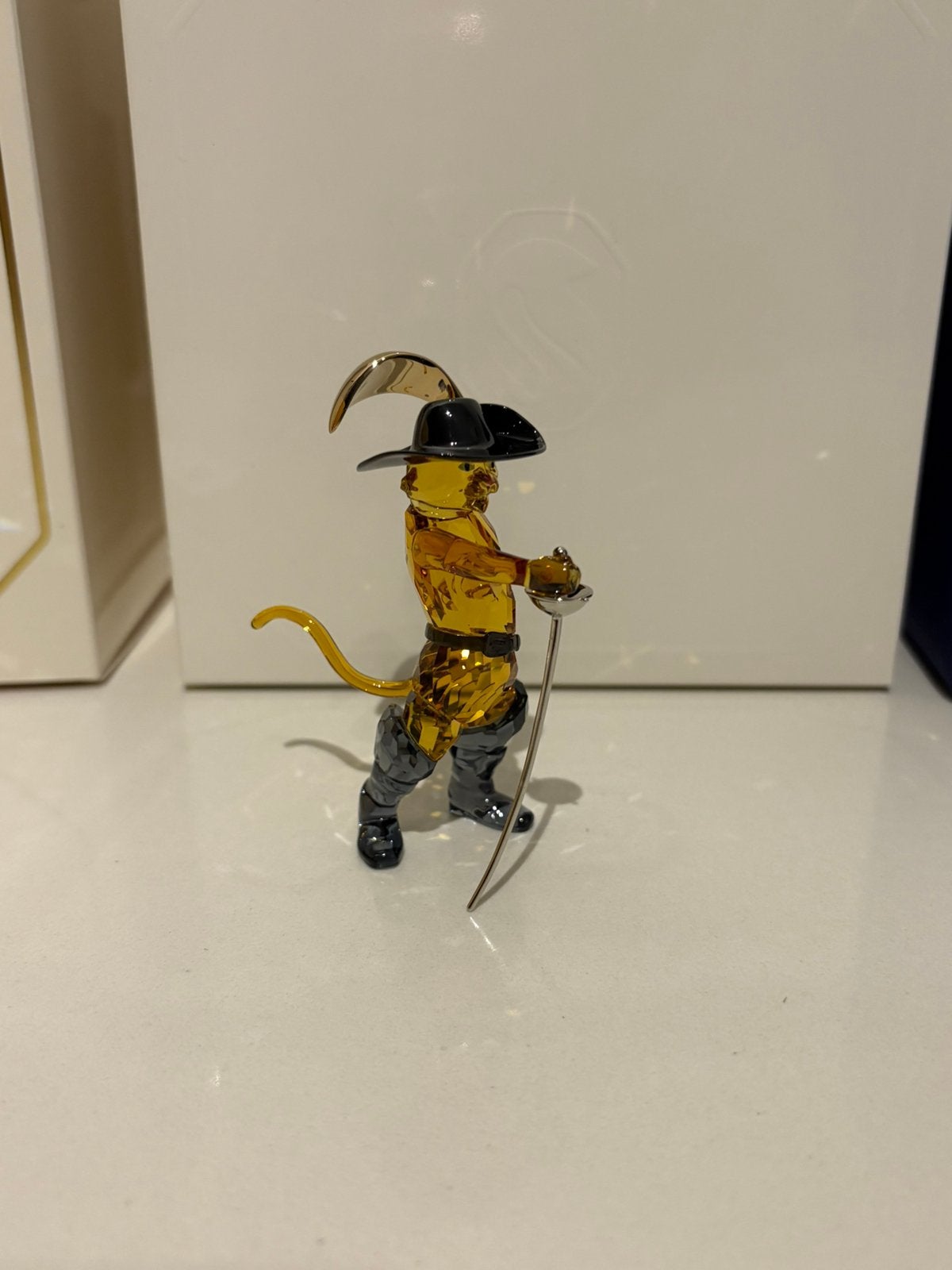 swarovski disney gelaarsde kat, Verzamelen, Swarovski, Ophalen of Verzenden, Zo goed als nieuw, Figuurtje