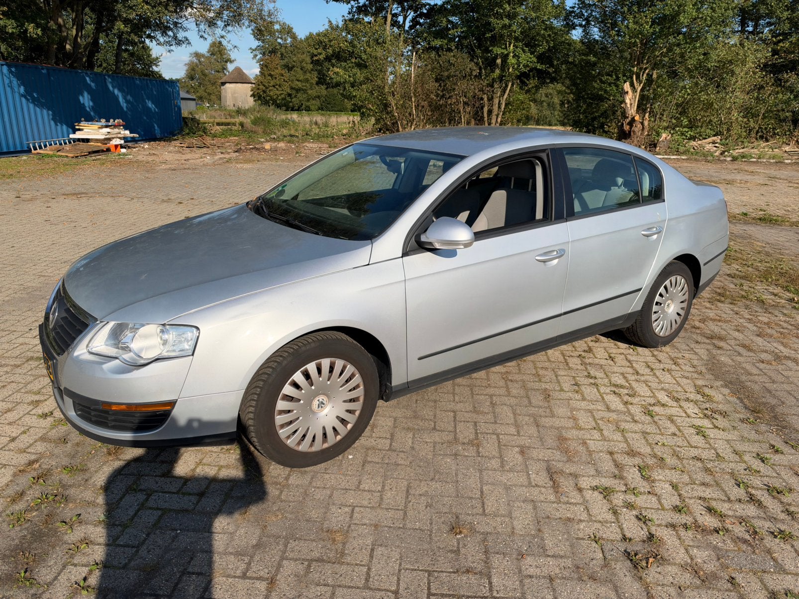 Volkswagen Passat 1.6 75KW 2006 Grijs, Auto's, Dealer onderhouden, Stof, 4 cilinders, 700 kg