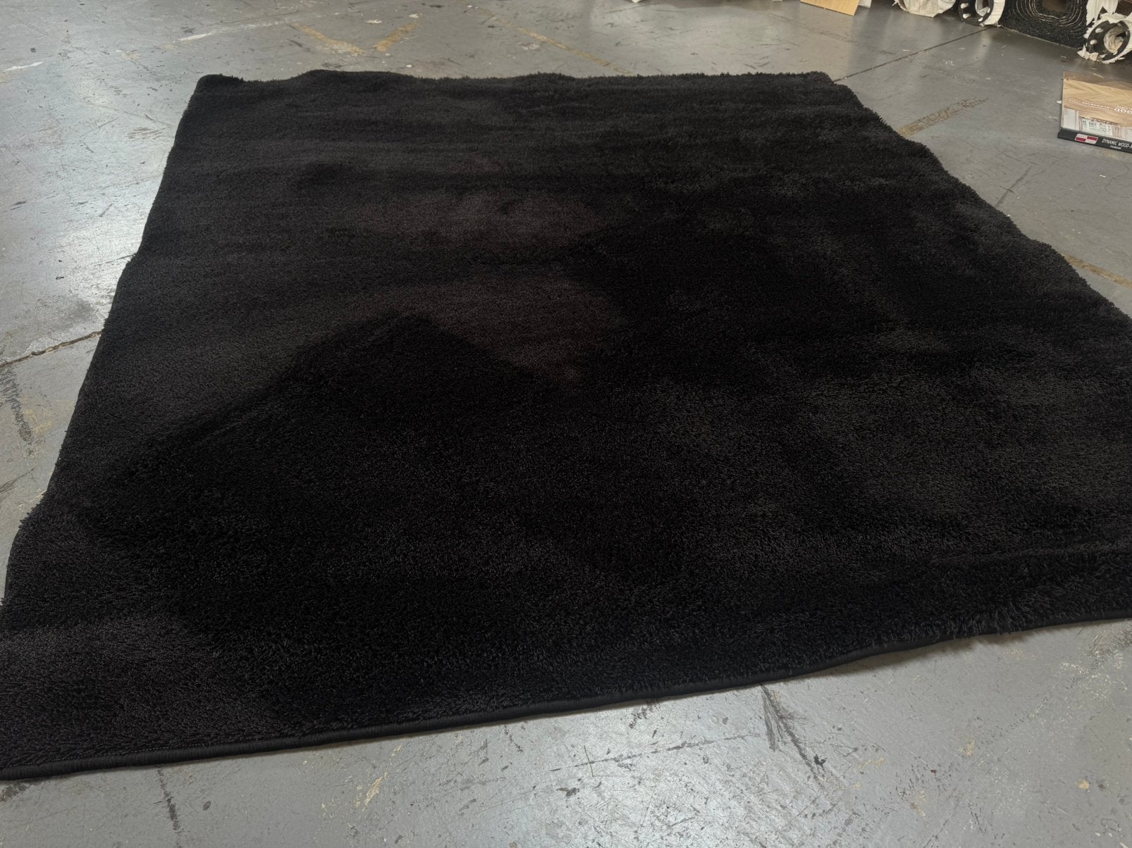 Zwart hoogpolig vloerkleed 185 x 195 cm – nieuw, Huis en Inrichting, Ophalen, Zwart, 150 tot 200 cm, Zo goed als nieuw
