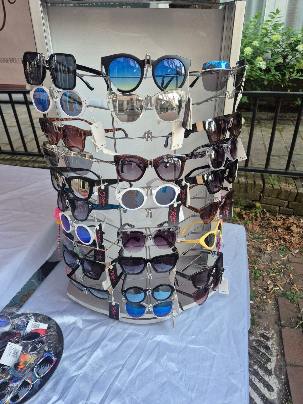 Zonnebrillen Display met 100 Zonnebrillen & 48 Kinderbrillen, Zonnebril, Zwart, Nieuw, Ophalen