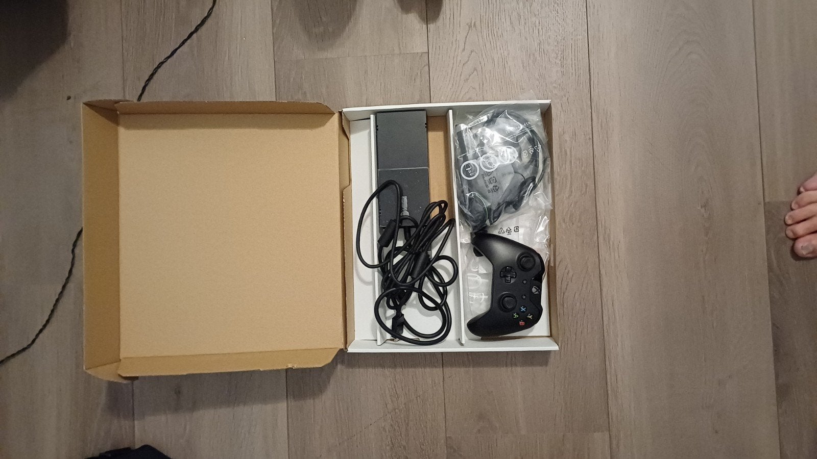 Xbox One Console met Controller en Headset, 1 speler, Ophalen of Verzenden, Zo goed als nieuw, Vanaf 3 jaar