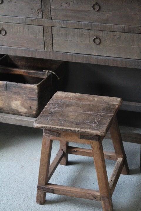 oud houten krukje met leuke details, Ophalen, Nvt, Nvt, Nvt