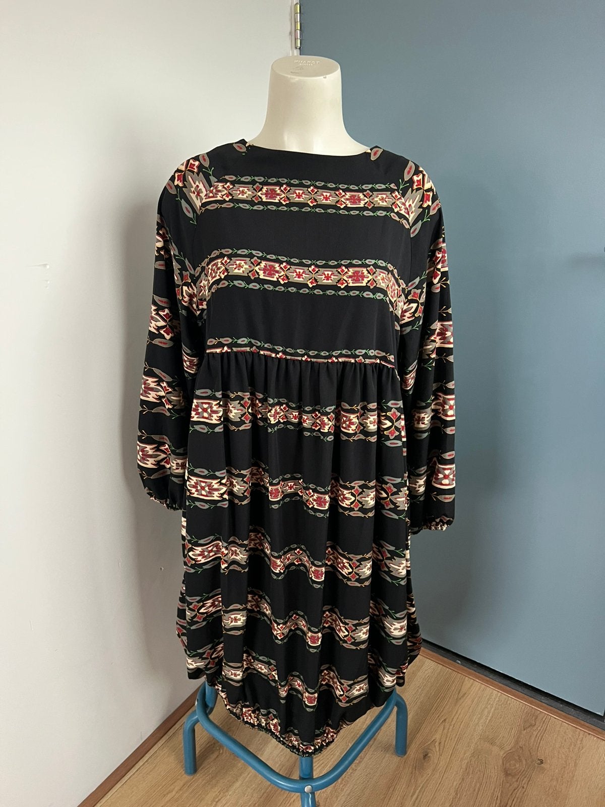Hidden forest marker zwart jurkje wijnrood groen print m, Kleding | Dames, Jurken, Zwart, Maat 42/44 (L), Ophalen of Verzenden