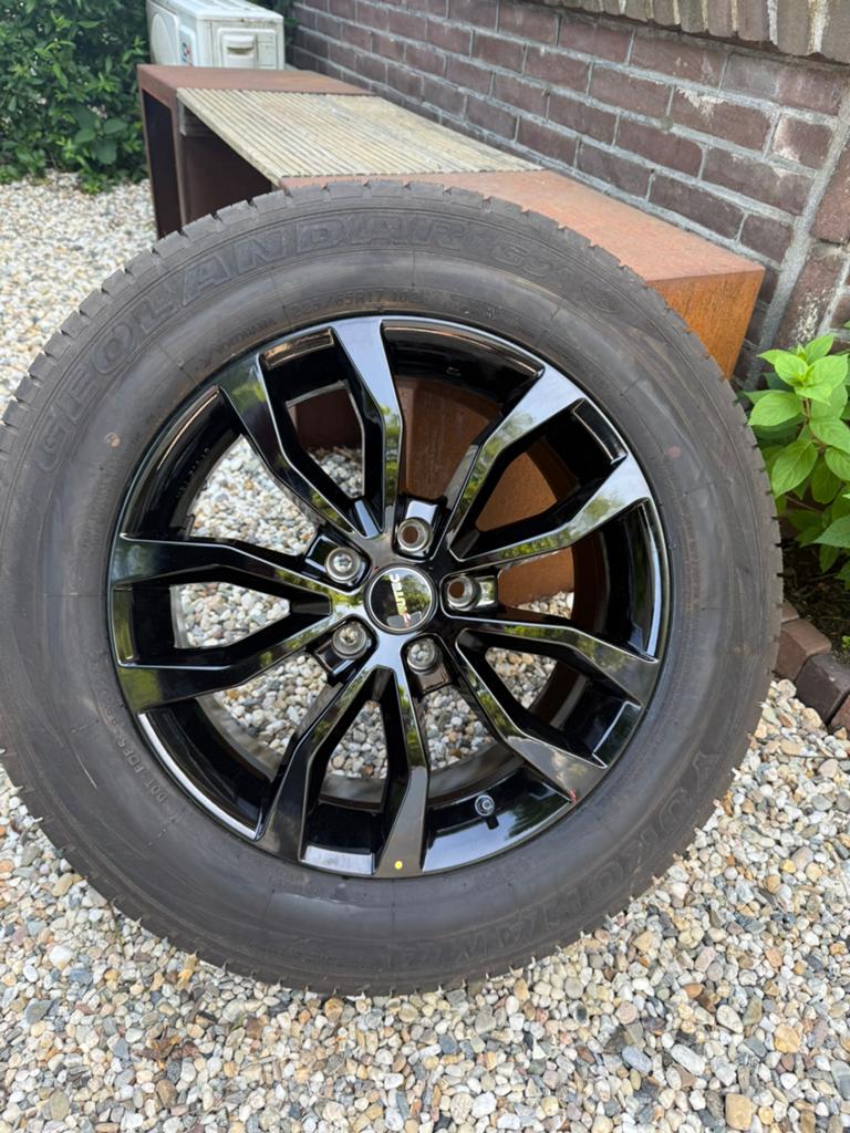Nieuwe zwarte velgen met gebruikte banden Toyota Rav, Auto-onderdelen, Banden en Velgen, Banden en Velgen, Nieuw, 17 inch, Ophalen of Verzenden