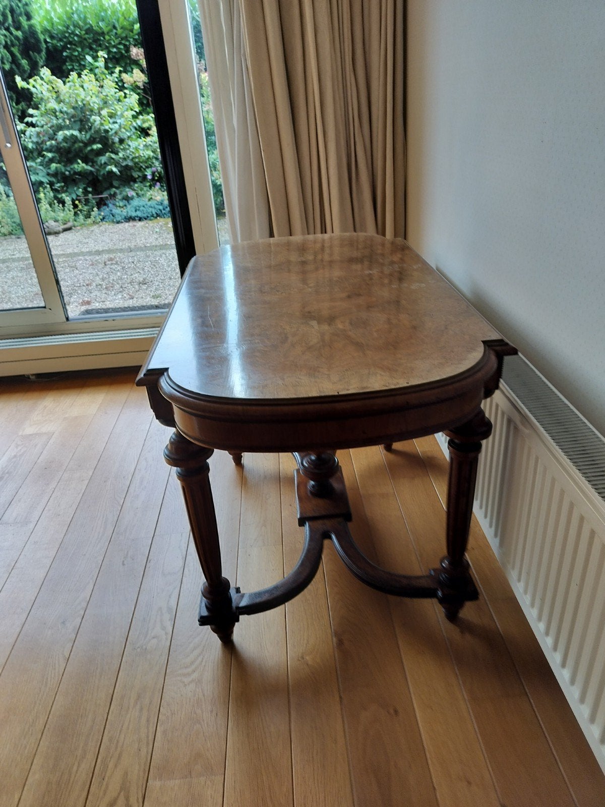 Antieke bijzet tafel met wortelnoten blad, Ophalen