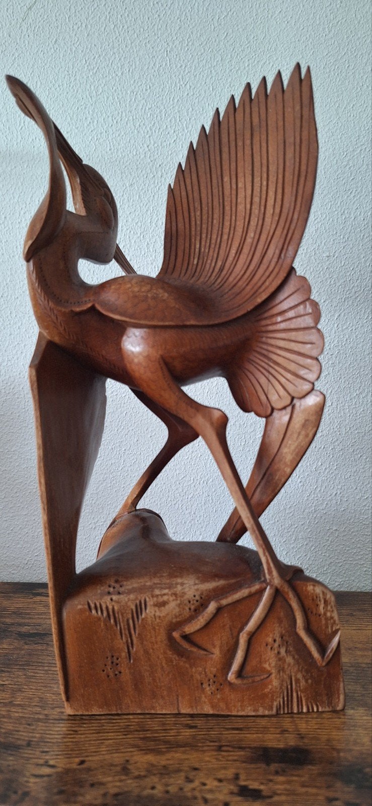 Prachtig Balinees Houtsnijwerk – Reiger met Vis, Ophalen of Verzenden, 20 - 50 cm, Beeld, Hout