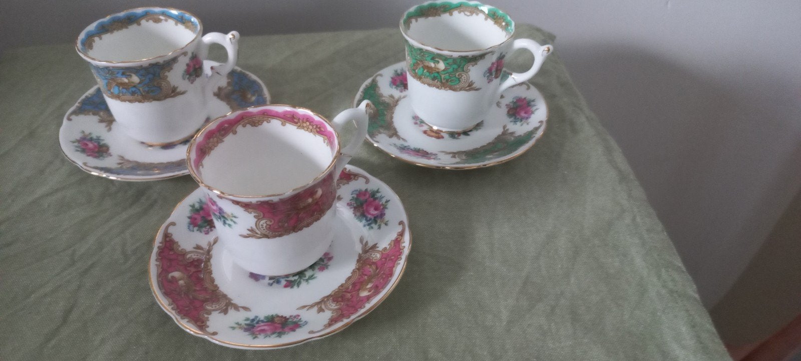 Set van 3 Coalport Montrose Pink/Blue/Green kop en schotels, Antiek en Kunst, Ophalen of Verzenden